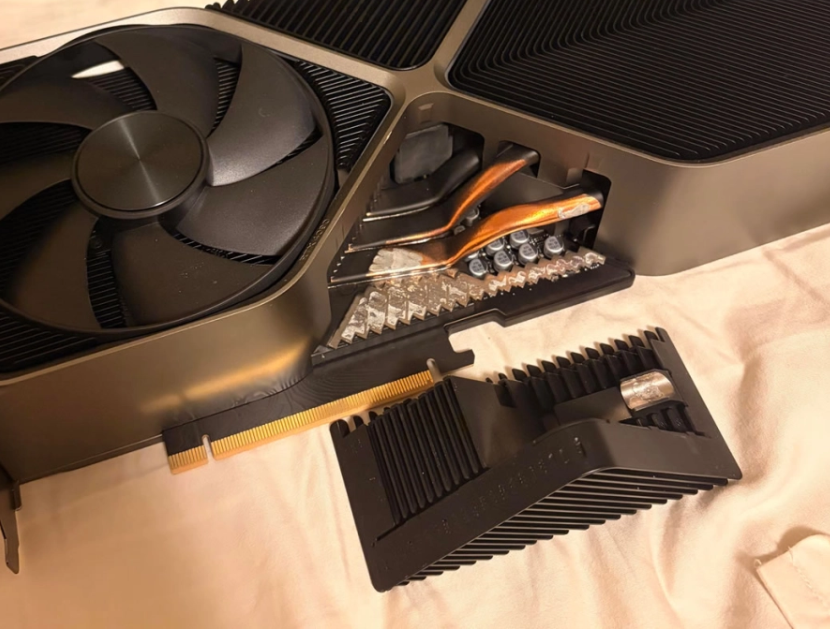 RTX 4090 FE soğutucusundan üçgen kanat koptu