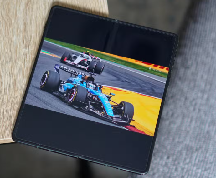 Motorola’nın geniş katlanır tanıtımı, Razr Fold’un kitap biçimini geride bırakma iddiası taşıyor