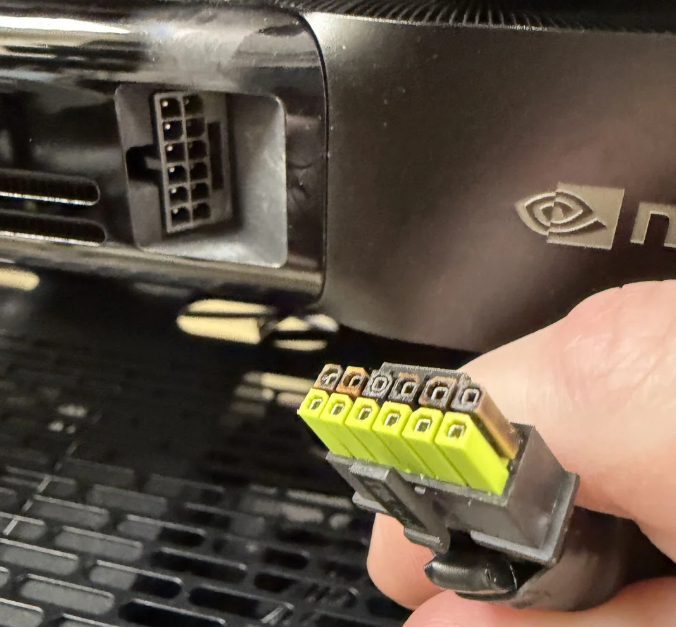 ASRock 1650W güç kaynağının termal koruması, 16.000 dolarlık RTX PRO 6000 kablosunun erimesini PSU ucunda durduramadı