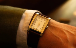 Timex, İki Değiştirilebilir Kordon Seçeneğiyle Yeni Vintage Görünümlü Dikdörtgen Saatini Tanıttı