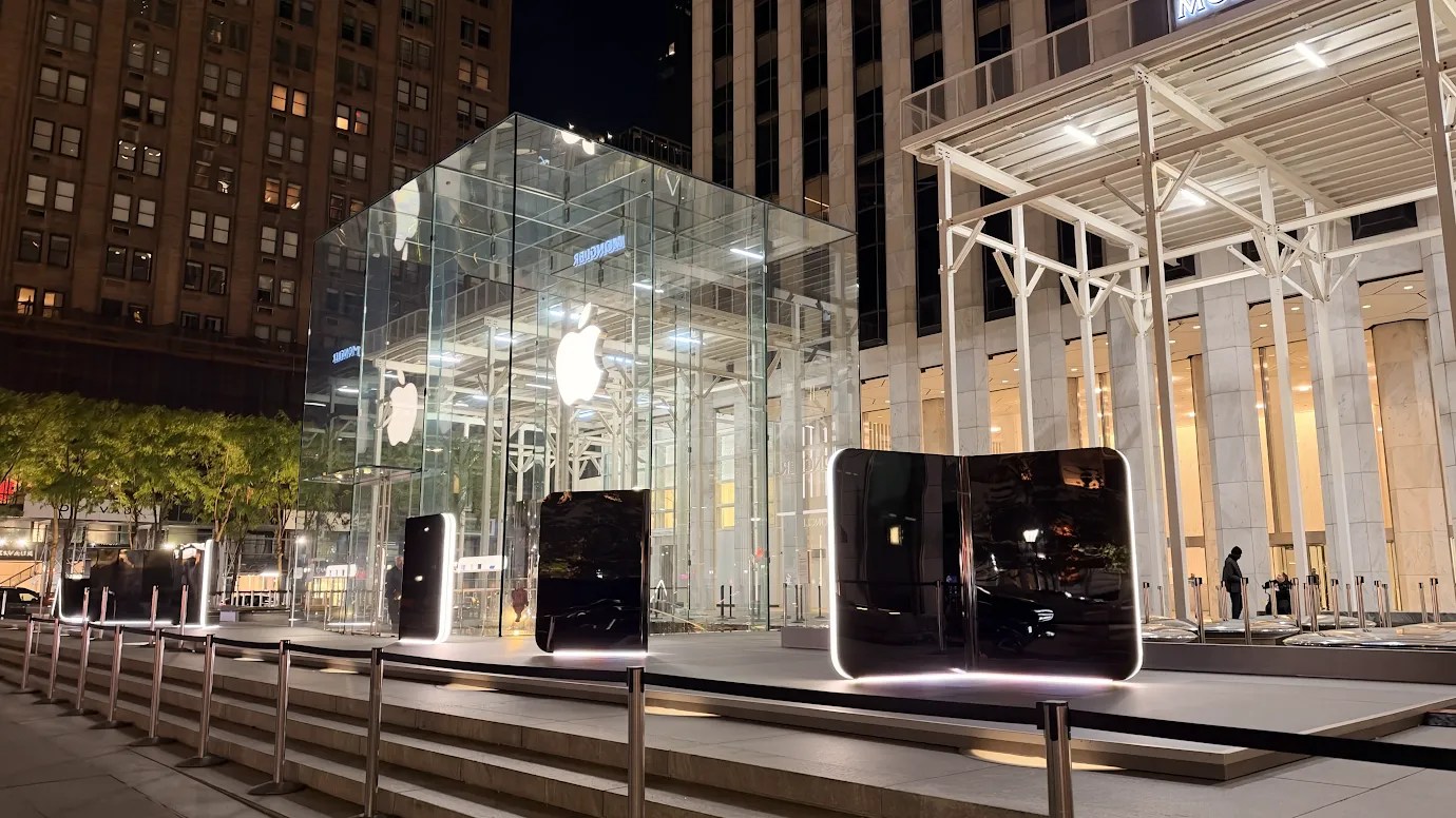 Apple'ın Katlanabilir iPhone'u Mağazalarda Dakikalar İçinde Tükendi